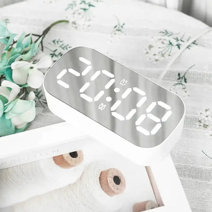 Réveil numérique argenté à affichage LED blanc -  - reveil-lumineux-secteur - ["lumineux","Radio R\u00e9veil Lumineux"]