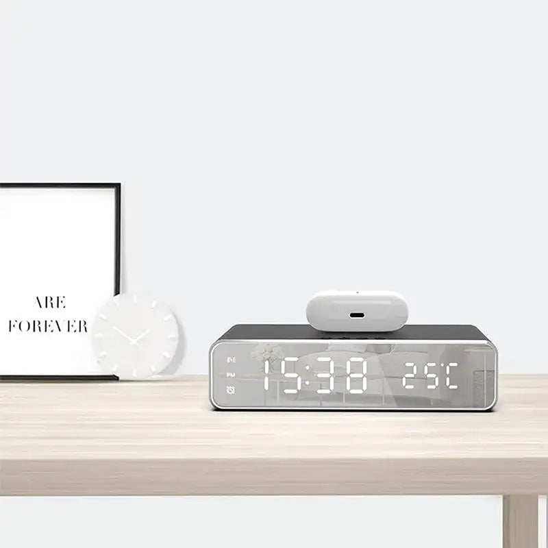 Réveil numérique argenté avec chargeur induction et température -  - reveil-chargeur-induction-avec-temperature - ["connect\u00e9","digital","num\u00e9rique","petit","petit reveil","r\u00e9veil digital","simple","voyage"]