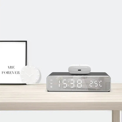 Réveil numérique argenté avec chargeur induction et température -  - reveil-chargeur-induction-avec-temperature - ["connect\u00e9","digital","num\u00e9rique","petit","petit reveil","r\u00e9veil digital","simple","voyage"]