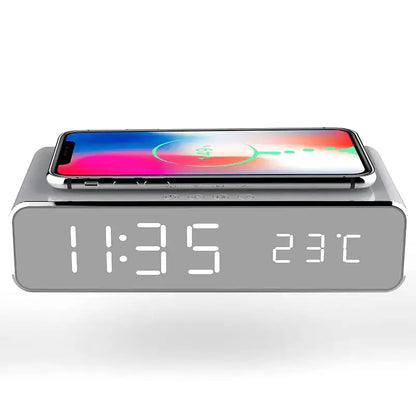 Réveil numérique argenté avec chargeur induction et température -  - reveil-chargeur-induction-avec-temperature - ["connect\u00e9","digital","num\u00e9rique","petit","petit reveil","r\u00e9veil digital","simple","voyage"]