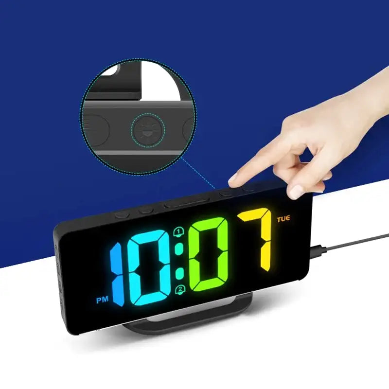 Réveil numérique blanc à chiffres multicolores lumineux -  - reveil-numerique-usb - ["lumineux","Radio R\u00e9veil Lumineux"]