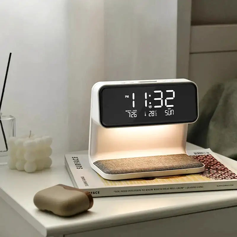 Réveil numérique blanc avec base en tissu gris -  - reveil-numerique-chargeur-sans-fil - []