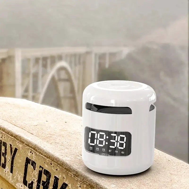 Réveil numérique blanc avec Bluetooth et radio FM -  - reveil-connecte-telephone - ["bluetooth","connect\u00e9","digital","lumineux","radio reveil","r\u00e9veil bluetooth","r\u00e9veil connect\u00e9","r\u00e9veil digital","simple"]