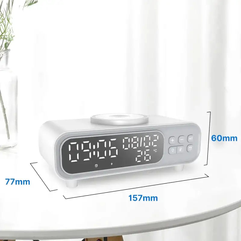 Réveil numérique blanc avec chargeur induction intégré -  - reveil-chargeur-induction-moderne - ["digital","lumineux","num\u00e9rique","petit","petit reveil","r\u00e9veil digital","simple"]
