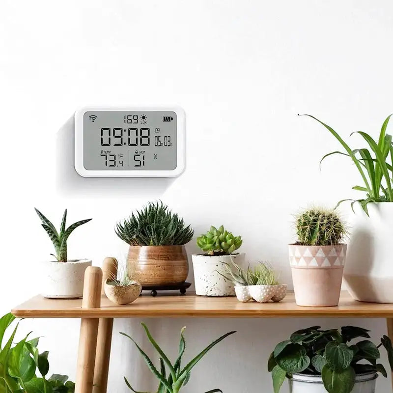 Réveil numérique blanc avec température et humidité intégrées -  - reveil-connecte-google - ["connect\u00e9","digital","num\u00e9rique","simple"]