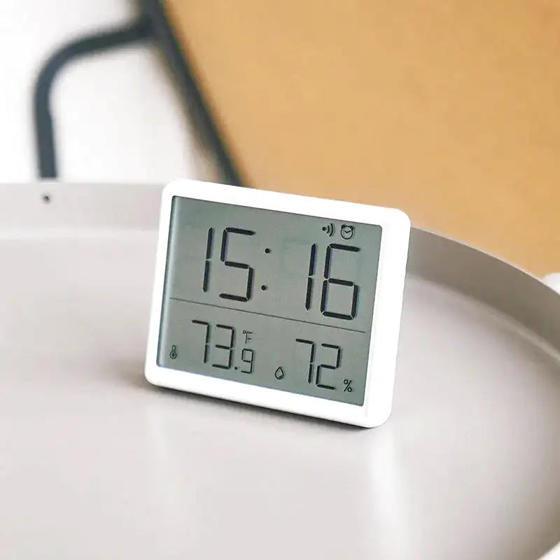 Réveil numérique blanc avec température et humidité intégrées -  - reveil-de-voyage-silencieux - ["connect\u00e9","digital","num\u00e9rique","petit","simple","voyage"]