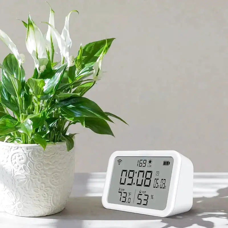 Réveil numérique blanc avec température et humidité intégrées -  - reveil-connecte-google - ["connect\u00e9","digital","num\u00e9rique","simple"]