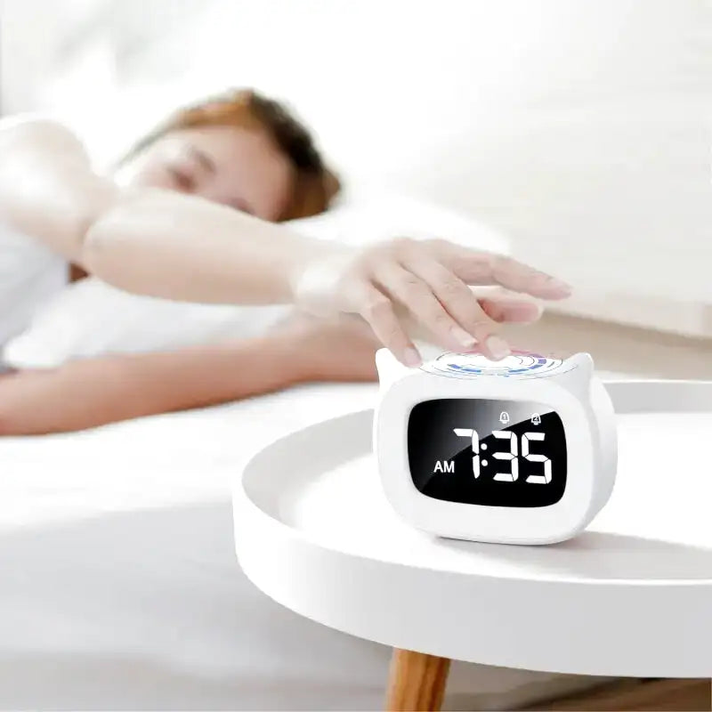 Réveil numérique blanc en forme de chat minimaliste -  - reveil-jour-nuit-pour-bebe - ["chat","enfant","Jour Nuit","r\u00e9veil enfant","veilleuse"]
