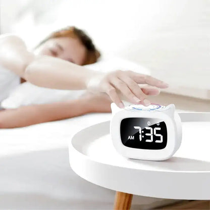 Réveil numérique blanc en forme de chat minimaliste -  - reveil-jour-nuit-pour-bebe - ["chat","enfant","Jour Nuit","r\u00e9veil enfant","veilleuse"]