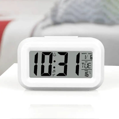 Réveil numérique blanc rectangulaire avec affichage multifonction -  - reveil-de-voyage-a-piles-boutons - ["digital","lumineux","num\u00e9rique","petit reveil","r\u00e9veil digital","simple"]