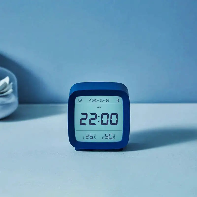 Réveil numérique bleu avec température et humidité intégrées -  - reveil-de-voyage-a-pile - ["digital","num\u00e9rique","petit reveil","plastique","r\u00e9veil digital","simple"]