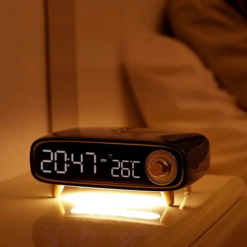Réveil numérique bleu mat à pieds dorés et LED -  - reveil-chargeur-induction-bluetooth - ["connect\u00e9","digital","num\u00e9rique","petit","petit reveil","r\u00e9veil digital","simple"]