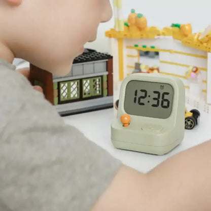 Réveil numérique carré vert sauge avec bouton orange -  - reveil-garcon-original - ["digital","enfant","gar\u00e7on","r\u00e9veil digital","r\u00e9veil enfant"]