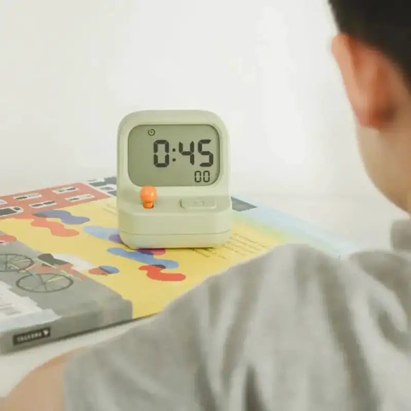 Réveil numérique carré vert sauge avec bouton orange -  - reveil-garcon-original - ["digital","enfant","gar\u00e7on","r\u00e9veil digital","r\u00e9veil enfant"]