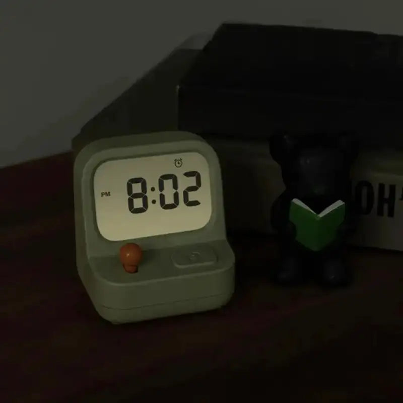 Réveil numérique carré vert sauge avec bouton orange -  - reveil-garcon-original - ["digital","enfant","gar\u00e7on","r\u00e9veil digital","r\u00e9veil enfant"]