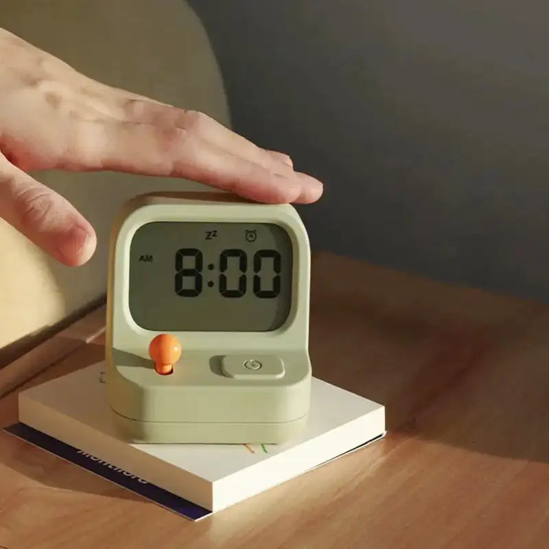 Réveil numérique carré vert sauge avec bouton orange -  - reveil-garcon-original - ["digital","enfant","gar\u00e7on","r\u00e9veil digital","r\u00e9veil enfant"]