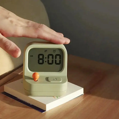 Réveil numérique carré vert sauge avec bouton orange -  - reveil-garcon-original - ["digital","enfant","gar\u00e7on","r\u00e9veil digital","r\u00e9veil enfant"]