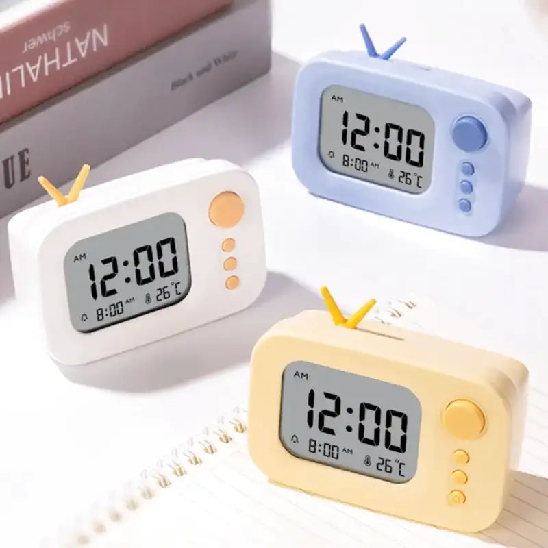 Réveil numérique compact blanc avec affichage température -  - reveil-ado-design - ["ado","digital","num\u00e9rique","petit","petit reveil","plastique","r\u00e9veil digital","simple"]