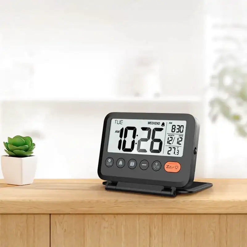 Réveil numérique compact en plastique noir mat -  - petit-reveil-de-voyage - ["digital","num\u00e9rique","petit","plastique","r\u00e9veil digital","simple","voyage"]