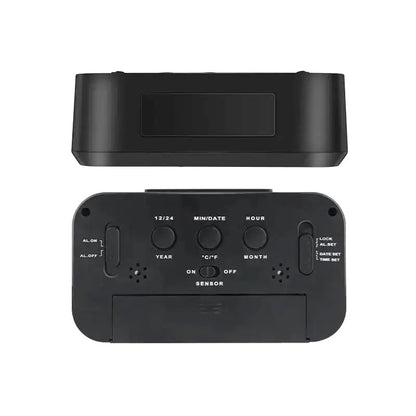 Réveil numérique compact noir avec affichage multifonction -  - reveil-a-pile-lumineux - ["digital","Jour Nuit","lumineux","num\u00e9rique","petit reveil","Radio R\u00e9veil Lumineux","r\u00e9veil digital","simple"]