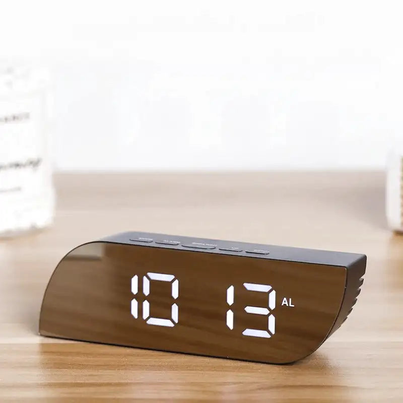 Réveil numérique courbé en plastique brillant LED blanche -  - reveil-lumineux-design - ["lumineux","Radio R\u00e9veil Lumineux"]