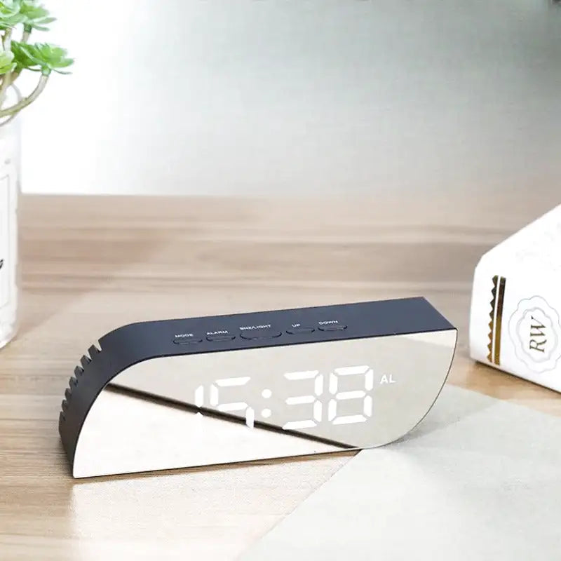 Réveil numérique courbé en plastique brillant LED blanche -  - reveil-lumineux-design - ["lumineux","Radio R\u00e9veil Lumineux"]