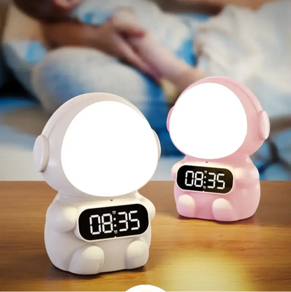 Réveil numérique enfant en forme d’astronaute lumineux -  - reveil-enfant-astronaute-lumineux - ["astronaute","digital","enfant","lumineux","num\u00e9rique","petit","plastique","r\u00e9veil astronaute","r\u00e9veil digital","r\u00e9veil enfant"]