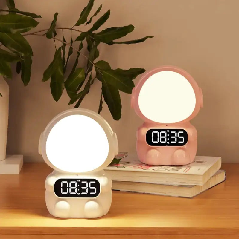 Réveil numérique enfant en forme d’astronaute lumineux -  - reveil-enfant-astronaute-lumineux - ["astronaute","digital","enfant","lumineux","num\u00e9rique","petit","plastique","r\u00e9veil astronaute","r\u00e9veil digital","r\u00e9veil enfant"]