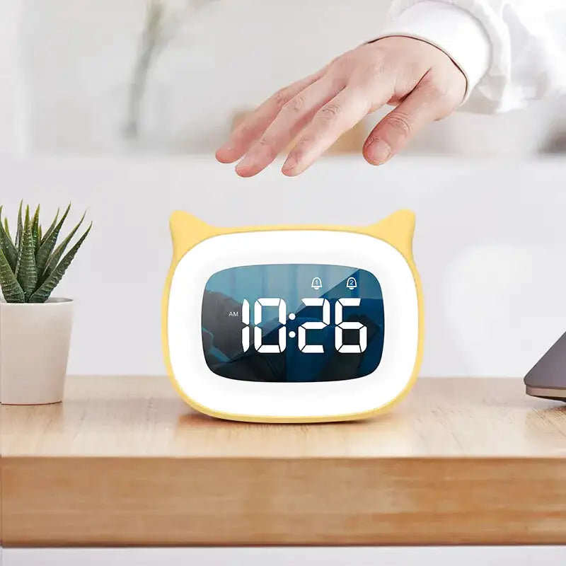 Réveil numérique enfant en forme de chat jaune -  - reveil-enfant-jour-et-nuit - ["chat","d\u00e9coratif","enfant","num\u00e9rique","petit","petit reveil","r\u00e9veil chat","r\u00e9veil enfant","simple"]