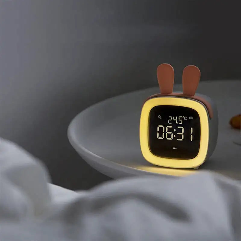 Réveil numérique gris mat avec oreilles de lapin roses -  - reveil-veilleuse-lapin - ["veilleuse"]