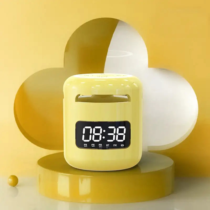 Réveil numérique jaune carré avec Bluetooth et radio FM -  - reveil-connecte-bluetooth-avec-smartphone - ["digital","num\u00e9rique","petit reveil","plastique","r\u00e9veil digital","simple"]