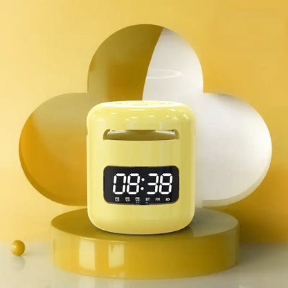 Réveil numérique jaune carré avec Bluetooth et radio FM -  - reveil-connecte-bluetooth-avec-smartphone - ["digital","num\u00e9rique","petit reveil","plastique","r\u00e9veil digital","simple"]
