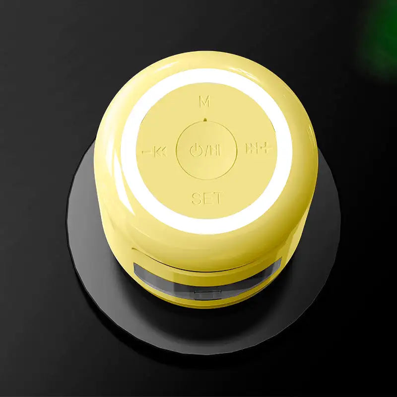 Réveil numérique jaune carré avec Bluetooth et radio FM -  - reveil-connecte-bluetooth-avec-smartphone - ["digital","num\u00e9rique","petit reveil","plastique","r\u00e9veil digital","simple"]