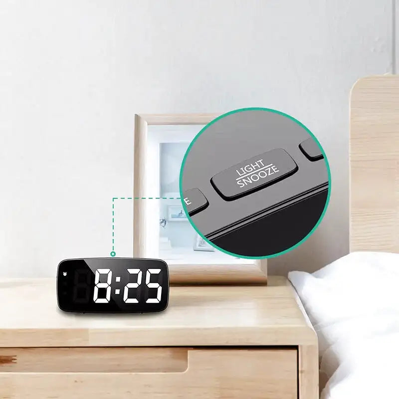 Réveil numérique noir arrondi avec écran LED blanc -  - reveil-digital-a-pile - ["digital","num\u00e9rique","petit reveil","r\u00e9veil digital","simple"]