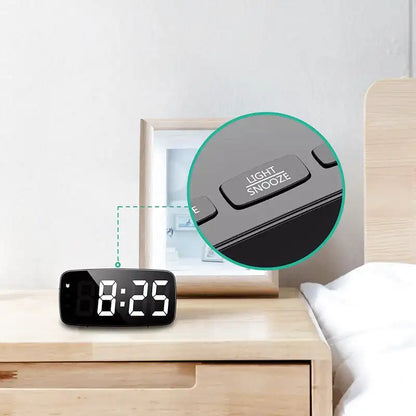 Réveil numérique noir arrondi avec écran LED blanc -  - reveil-digital-a-pile - ["digital","num\u00e9rique","petit reveil","r\u00e9veil digital","simple"]