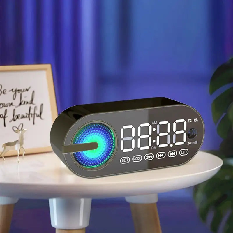 Réveil numérique noir avec affichage LED coloré -  - reveil-connecte-radio - ["digital","lumineux","moderne","petit reveil","plastique","r\u00e9veil digital","simple"]