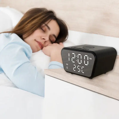 Réveil numérique noir avec affichage LED et chargeur intégré -  - reveil-connecte-chargeur - ["connect\u00e9","digital","num\u00e9rique","petit reveil","r\u00e9veil digital","simple"]