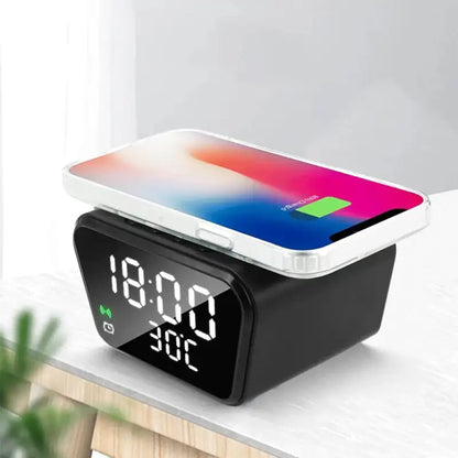 Réveil numérique noir avec affichage LED et chargeur intégré -  - reveil-connecte-chargeur - ["connect\u00e9","digital","num\u00e9rique","petit reveil","r\u00e9veil digital","simple"]