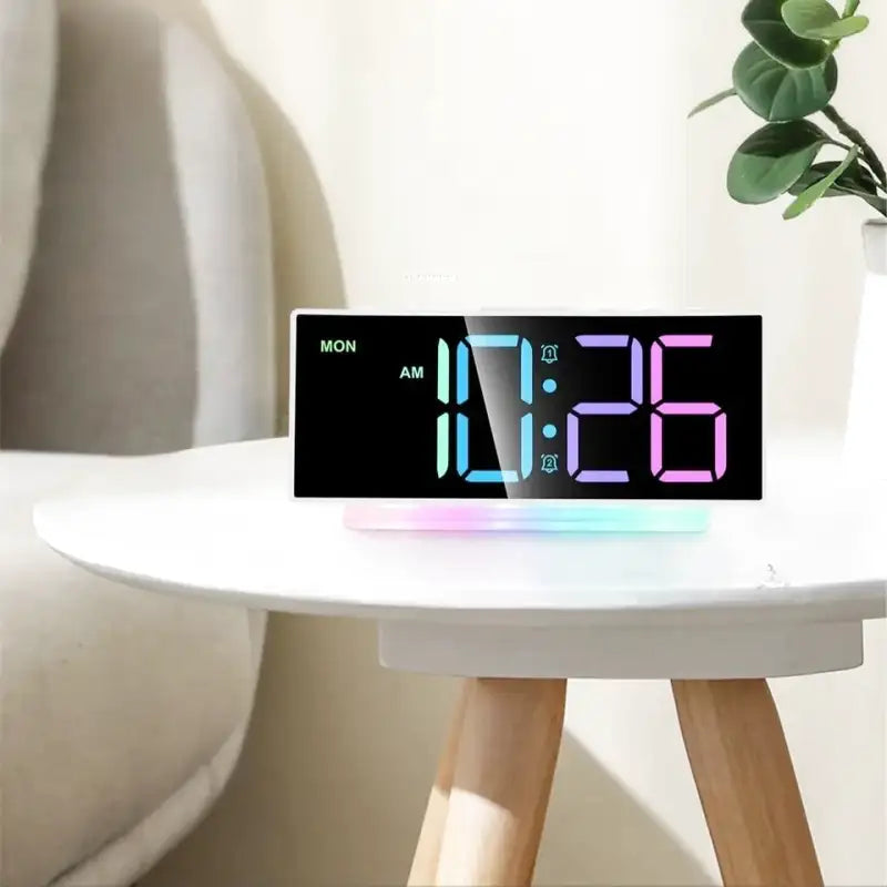 Réveil numérique noir avec affichage LED multicolore -  - reveil-lumineux-double-alarme - ["Jour Nuit","lumineux","Radio R\u00e9veil Lumineux"]