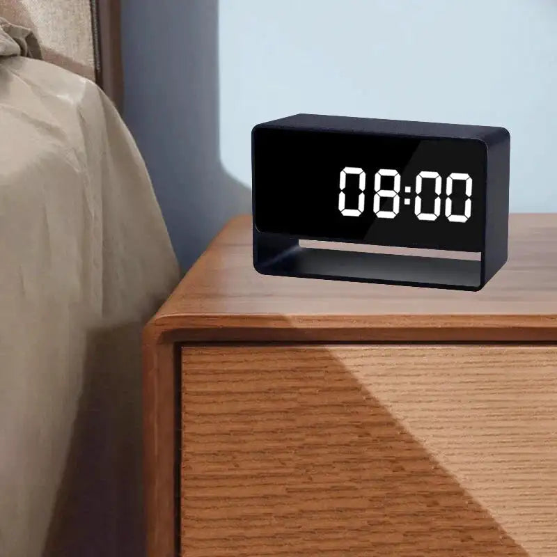 Réveil numérique noir avec caméra discrète intégrée -  - reveil-camera-espion-full-hd - ["camera espion","connect\u00e9","num\u00e9rique","r\u00e9veil digital","simple"]