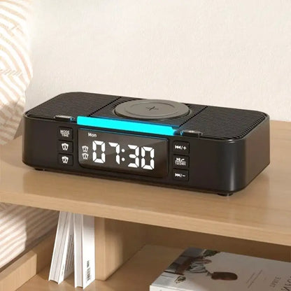 Réveil numérique noir avec chargeur induction et enceinte intégrée -  - reveil-enceinte-chargeur-induction - ["chargeur induction","connect\u00e9","digital","lumi\u00e8re","l\u00e9ger","num\u00e9rique","petit","r\u00e9veil connect\u00e9","r\u00e9veil digital","simple"]