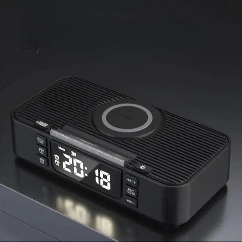 Réveil numérique noir avec chargeur induction et enceinte intégrée -  - reveil-enceinte-chargeur-induction - ["chargeur induction","connect\u00e9","digital","lumi\u00e8re","l\u00e9ger","num\u00e9rique","petit","r\u00e9veil connect\u00e9","r\u00e9veil digital","simple"]