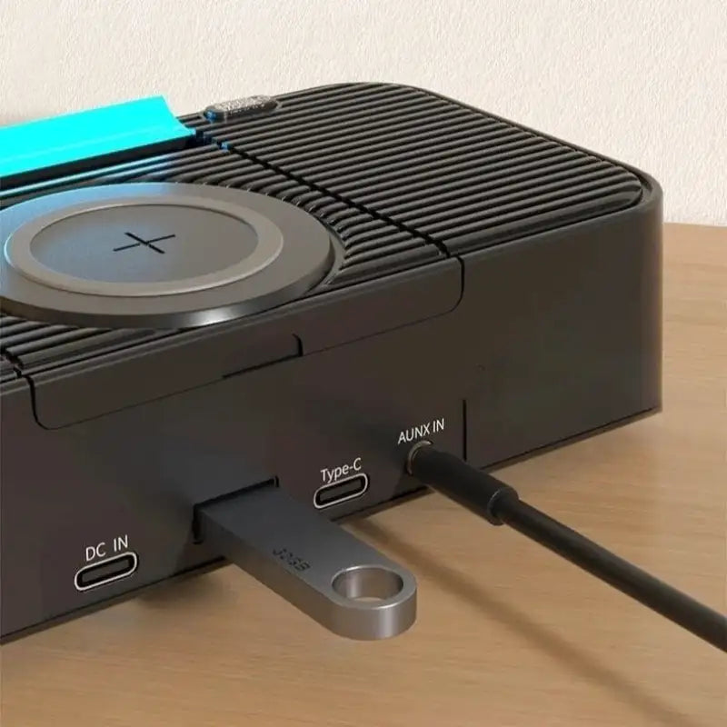 Réveil numérique noir avec chargeur induction et enceinte intégrée -  - reveil-enceinte-chargeur-induction - ["chargeur induction","connect\u00e9","digital","lumi\u00e8re","l\u00e9ger","num\u00e9rique","petit","r\u00e9veil connect\u00e9","r\u00e9veil digital","simple"]