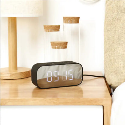 Réveil numérique noir mat à affichage blanc lumineux -  - reveil-connecte-enfant - ["digital","lumineux","num\u00e9rique","petit reveil","simple"]