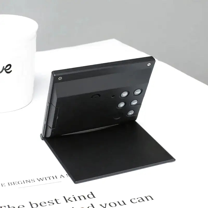 Réveil numérique pliable noir avec affichage multifonction -  - reveil-de-voyage-pliable - ["digital","num\u00e9rique","petit reveil","plastique","r\u00e9veil digital","simple","voyage"]