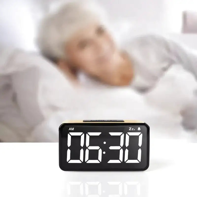 Réveil numérique rectangulaire en bois clair avec grands chiffres -  - reveil-lumineux-a-gros-chiffres - ["lumineux","Radio R\u00e9veil Lumineux"]