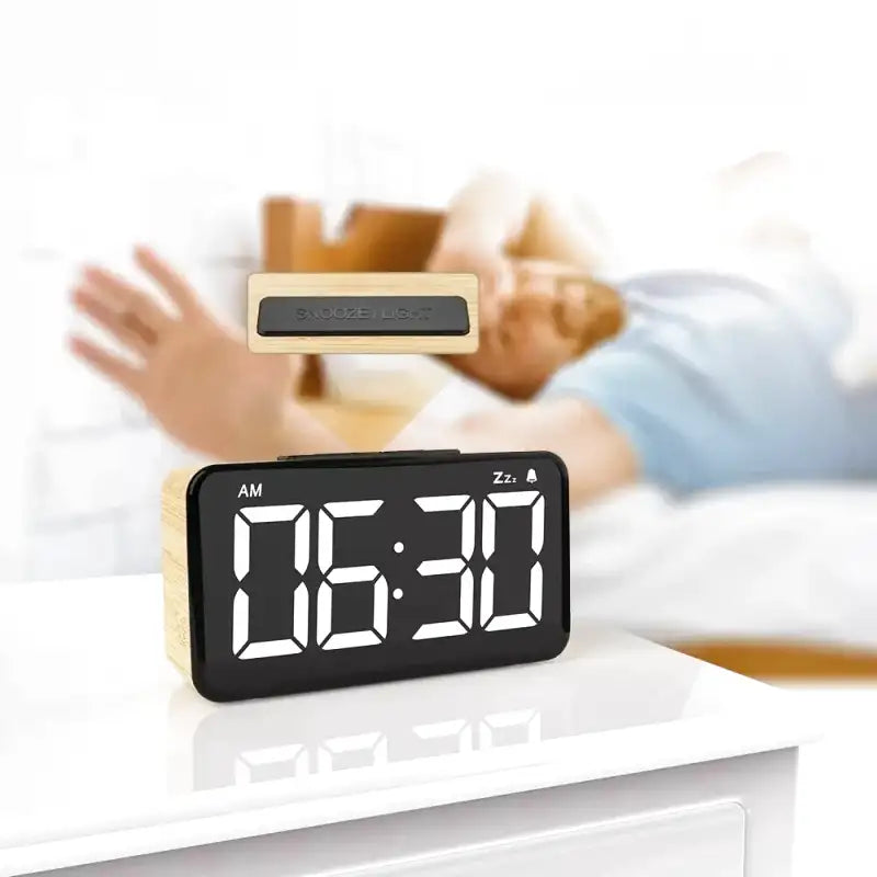 Réveil numérique rectangulaire en bois clair avec grands chiffres -  - reveil-lumineux-a-gros-chiffres - ["lumineux","Radio R\u00e9veil Lumineux"]