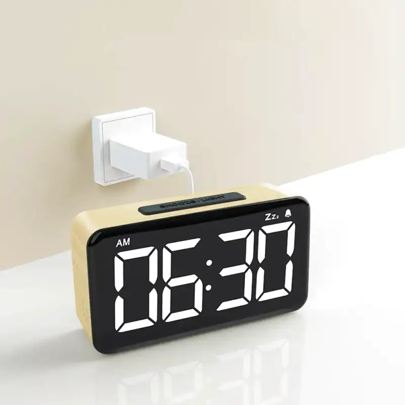 Réveil numérique rectangulaire en bois clair avec grands chiffres -  - reveil-lumineux-a-gros-chiffres - ["lumineux","Radio R\u00e9veil Lumineux"]