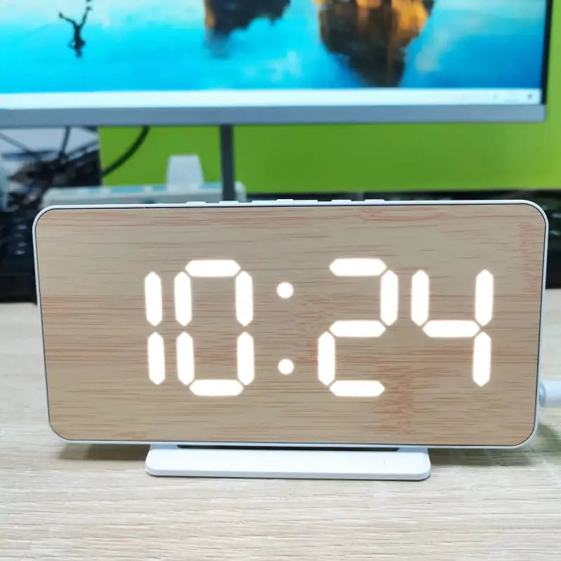 Réveil numérique rectangulaire en bois clair avec LED blanche -  - reveil-effet-bois - ["bois","lumineux","num\u00e9rique","petit reveil","radio reveil","radio reveil bois","r\u00e9veil digital","simple"]