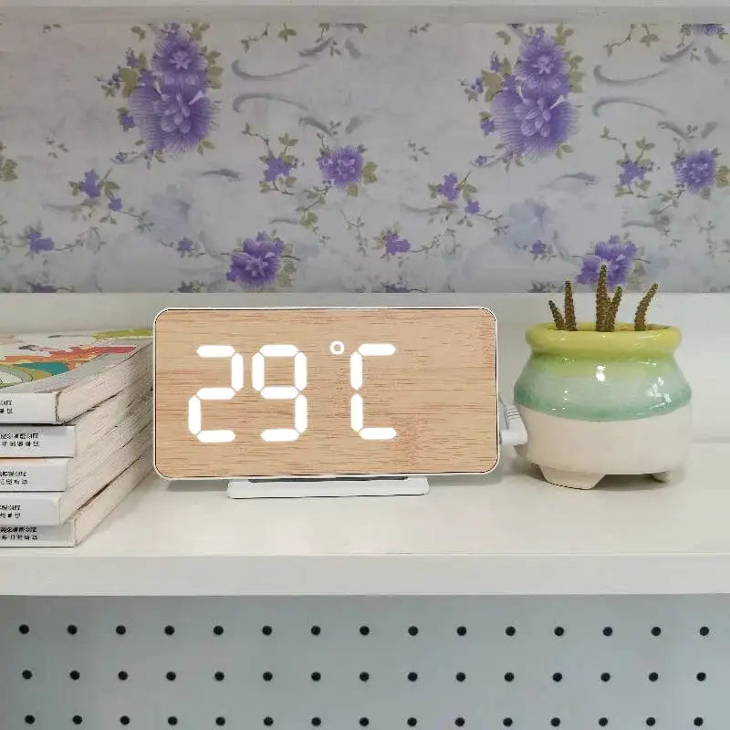Réveil numérique rectangulaire en bois clair avec LED blanche -  - reveil-effet-bois - ["bois","lumineux","num\u00e9rique","petit reveil","radio reveil","radio reveil bois","r\u00e9veil digital","simple"]